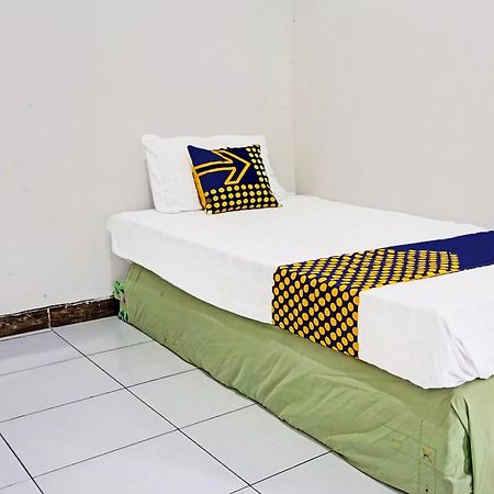 Oyo Life 91896 Kost Bu Dewi Syariah Hotel Pasuruan Exterior foto