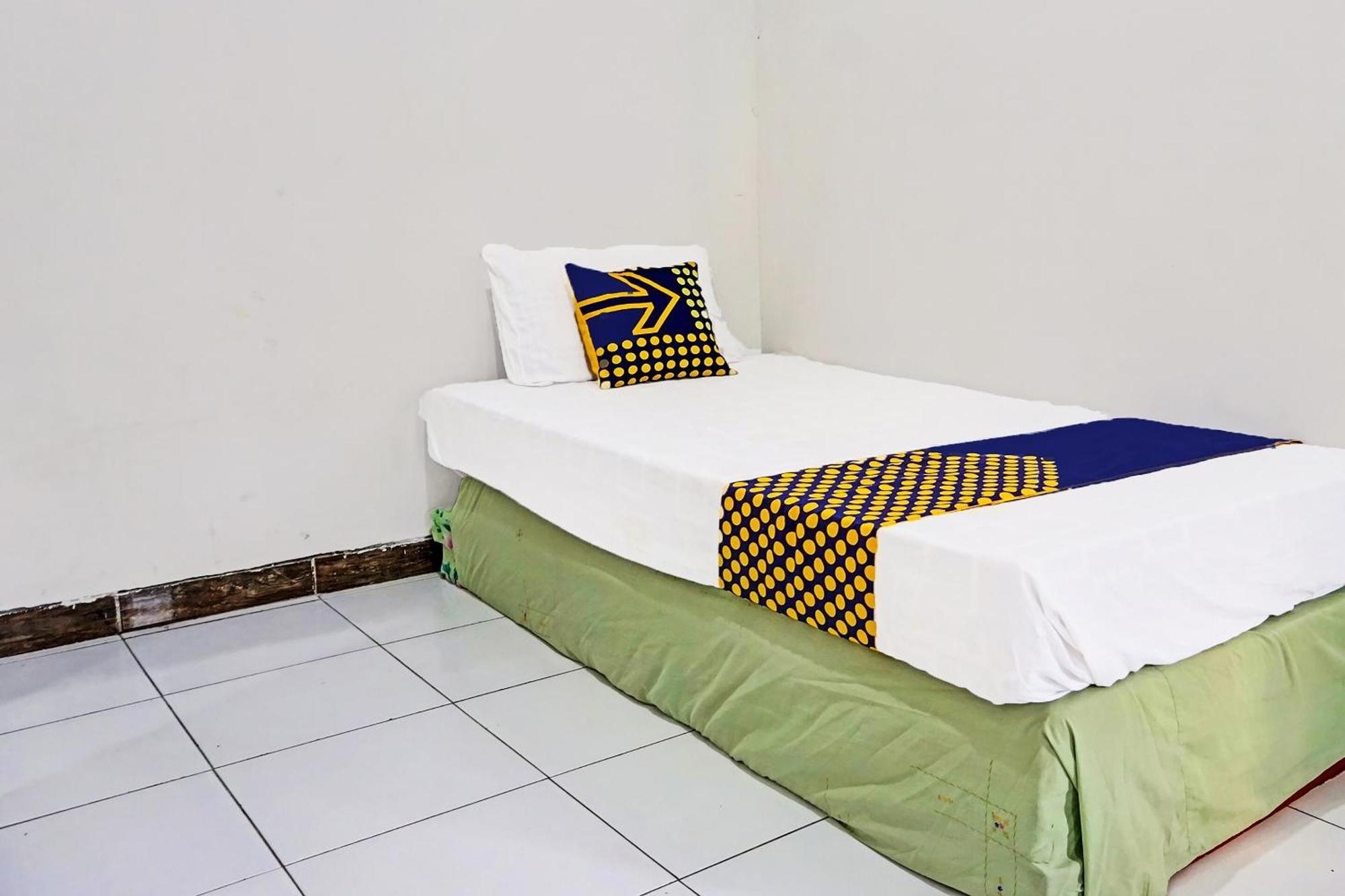 Oyo Life 91896 Kost Bu Dewi Syariah Hotel Pasuruan Exterior foto