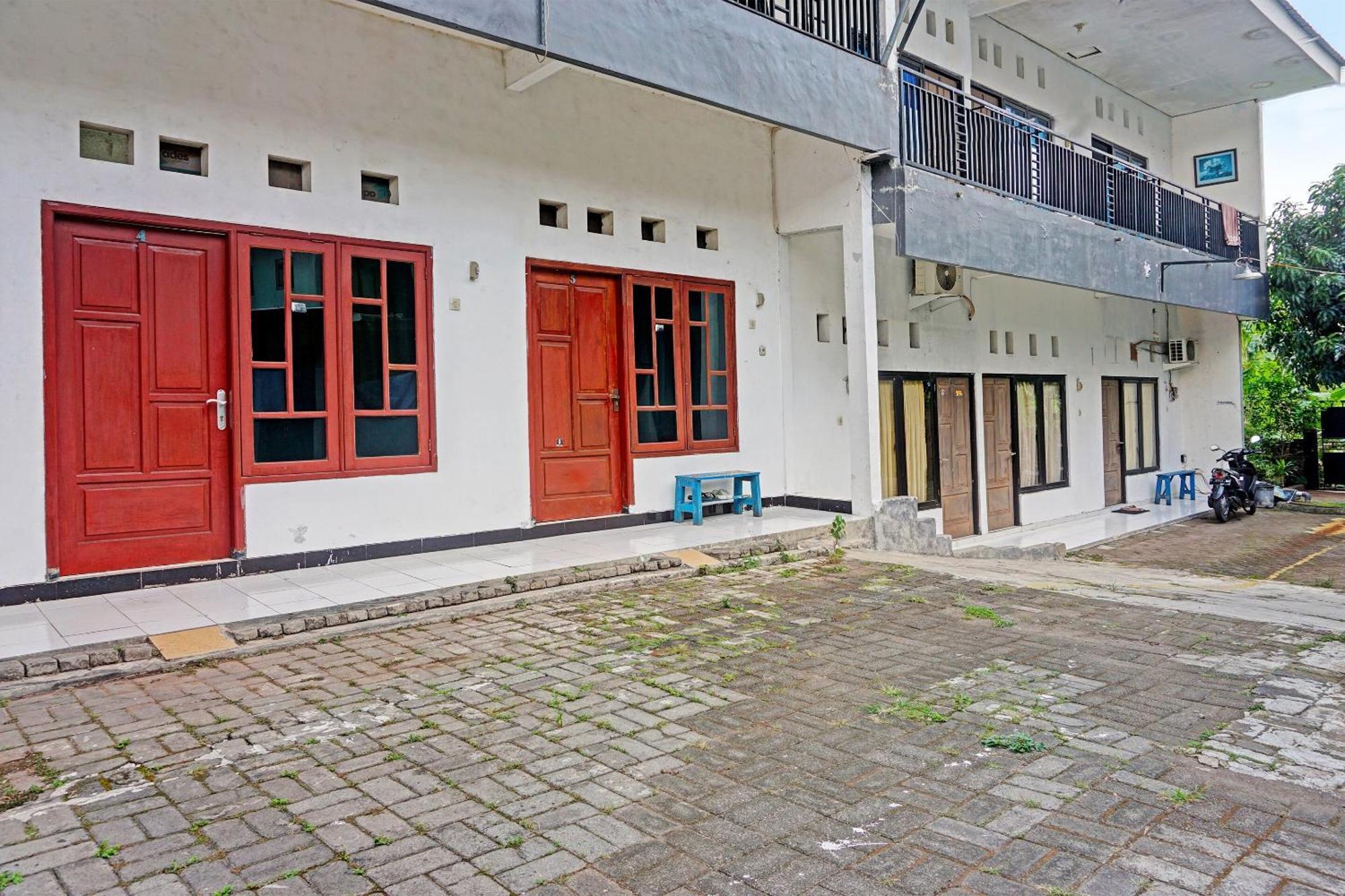 Oyo Life 91896 Kost Bu Dewi Syariah Hotel Pasuruan Exterior foto