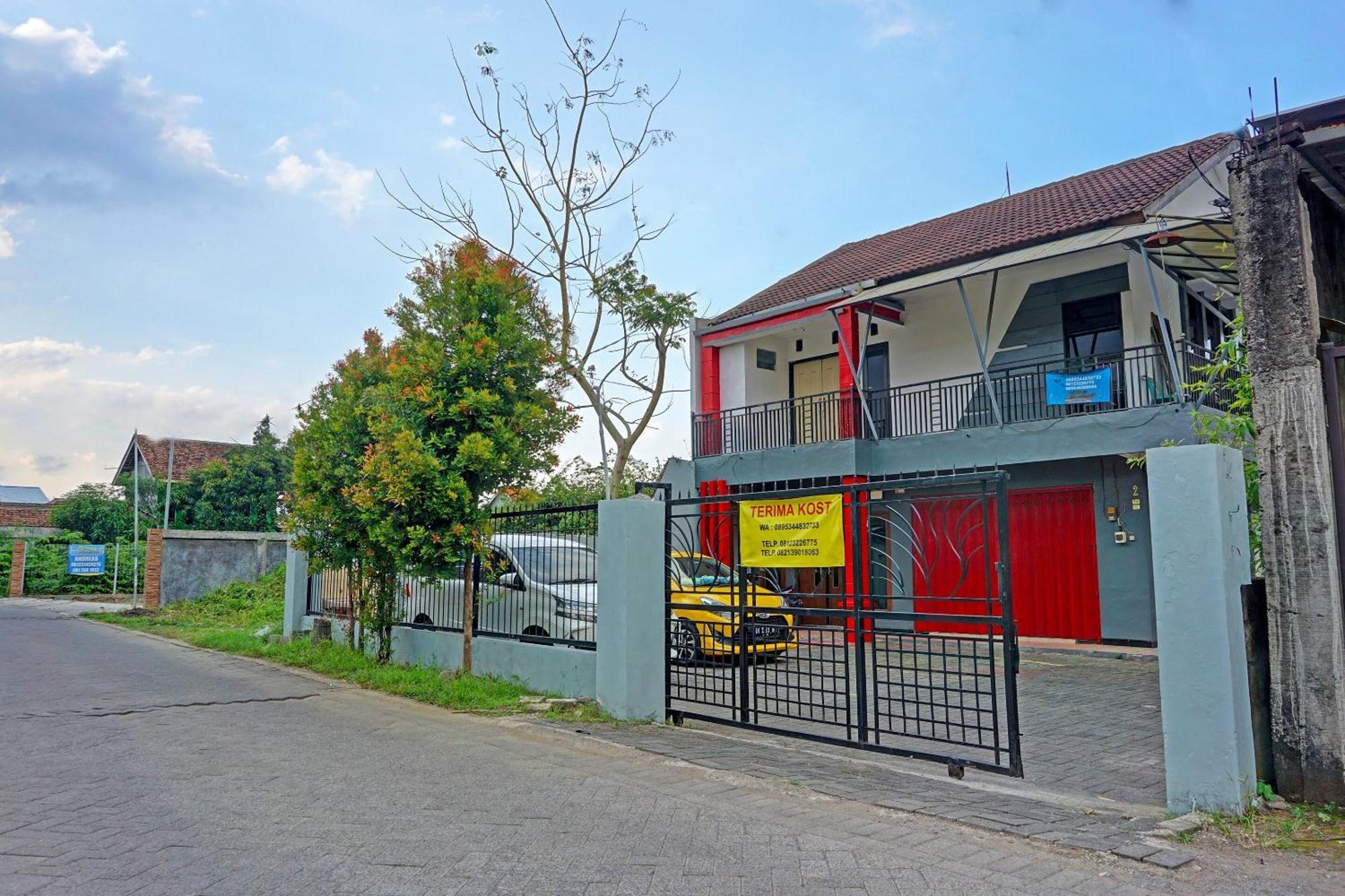 Oyo Life 91896 Kost Bu Dewi Syariah Hotel Pasuruan Exterior foto
