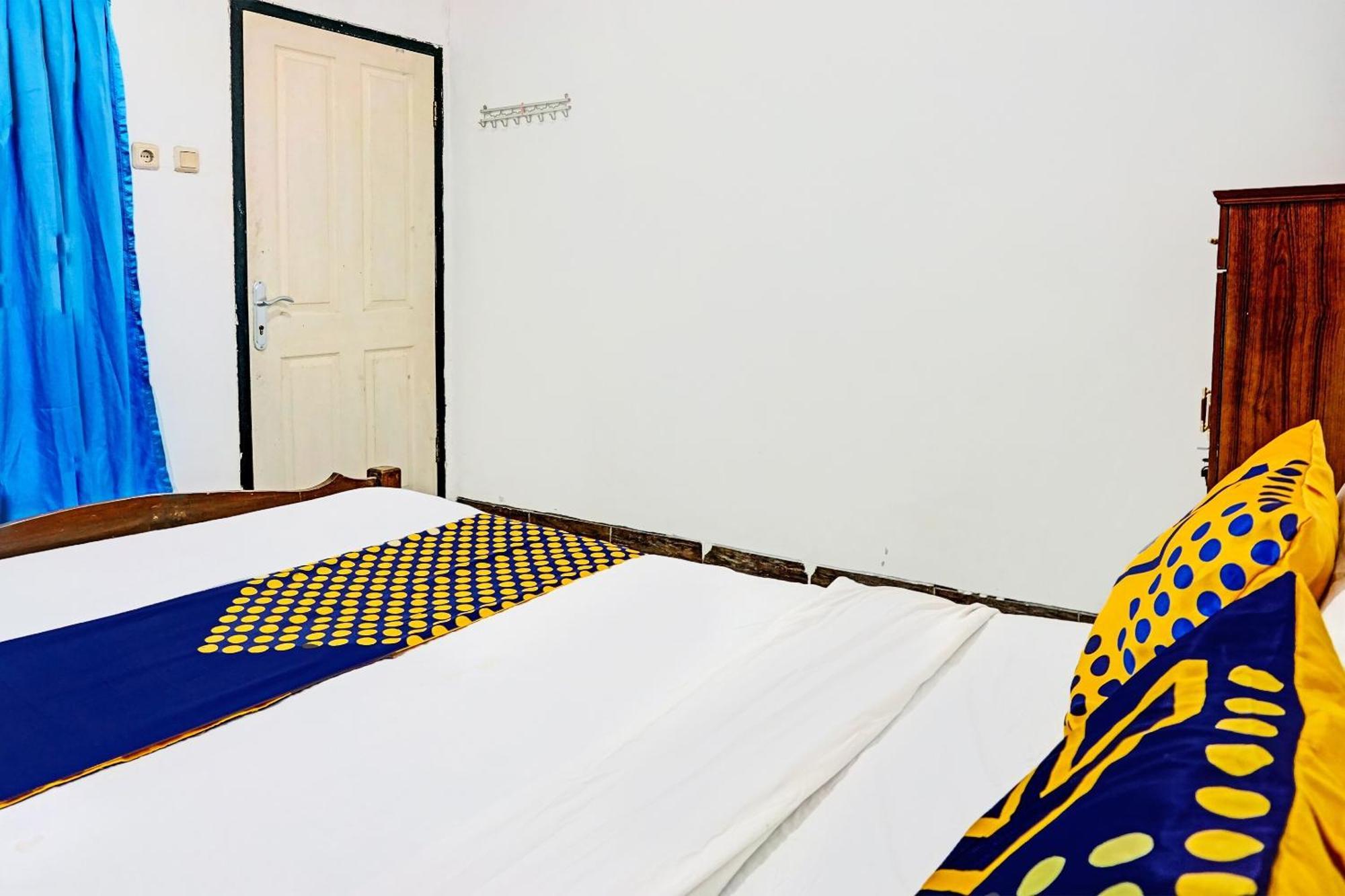 Oyo Life 91896 Kost Bu Dewi Syariah Hotel Pasuruan Exterior foto
