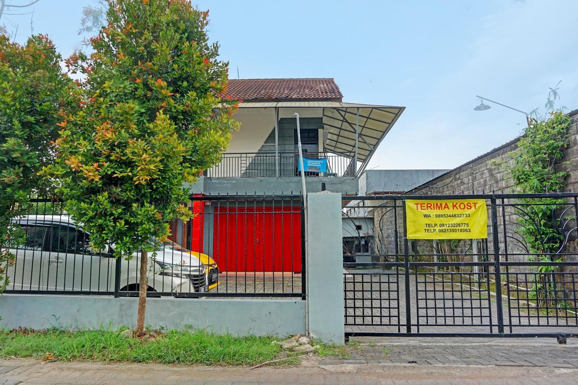 Oyo Life 91896 Kost Bu Dewi Syariah Hotel Pasuruan Exterior foto